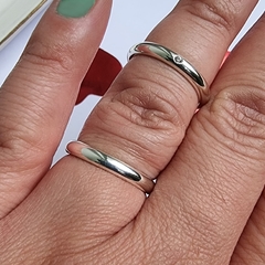 par de aliança meia cana com 3mm polida lisa e com uma pedra de zircônia