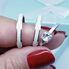Aliança Compromisso ou namoro Reta Diamandata com lateral rebaixada prata 950 com 3mm e um anel solitário