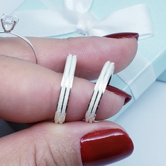 Aliança Compromisso Reta diamandata com lateral rebaixada com friso central prata 3mm - Sublime Alianças