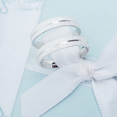 Par Aliança Compromisso Namoro minimalista personalizada reta diamantada com um friso no centro prata 4mm