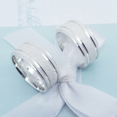 Par Aliança Compromisso Namoro personalizada diamantada com frisos na lateral prata 6mm