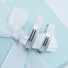 Par Aliança Compromisso Namoro personalizada diamantada com dois frisos na lateral prata 4mm