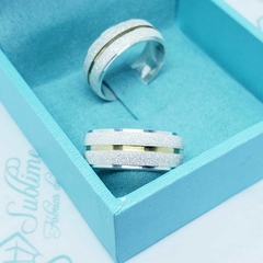 Par Aliança Compromisso Namoro Prata Meia Cana diamantada com canal em ouro 7mm - Sublime Alianças