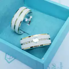 Par Aliança Compromisso Namoro Prata Reta diamantada com canal e laterais em ouro 7mm