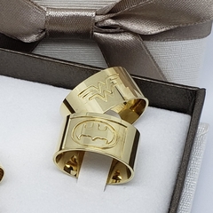 Aliança Casamento/Noivado ouro 18k - 10mm - personagens Batman e Mulher Maravilha