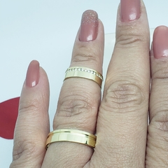 Par de aliança de noivado casamento Reta Polida com um canal lateral cravejada 5mm ouro 18k - comprar online