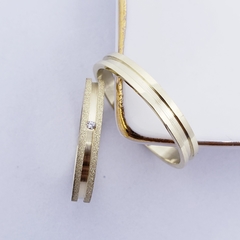 Par de aliança de noivado casamento Reta com canal central metade diamantada e outra metade polida 3mm ouro 18k