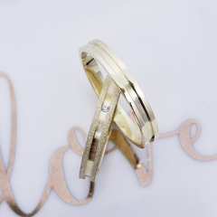 Par de aliança de noivado casamento Reta com canal central diamantada e polida 3mm ouro 18k - comprar online
