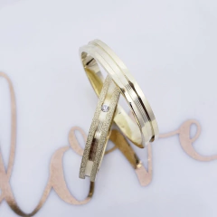 Par de aliança de noivado casamento Reta com canal central diamantada e polida 3mm ouro 18k - comprar online
