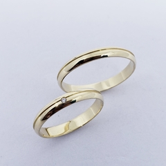 Par de aliança de noivado casamento polida com canal central 3mm ouro 18k meia cana polida com um canal central e uma pedrinha de zircônia