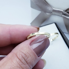 Par de aliança de noivado casamento reta diamantada e polida 2mm ouro 18k fina delicada minimalista