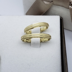 Par de aliança de ouro 18k com 4mm e acabamento diamantado