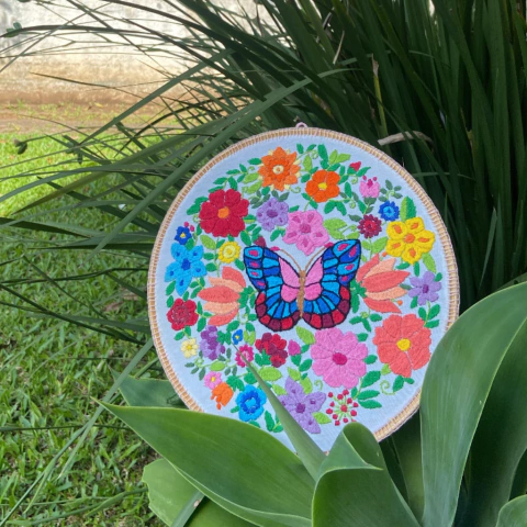 Bastidor Bordado - Borboleta no Jardim