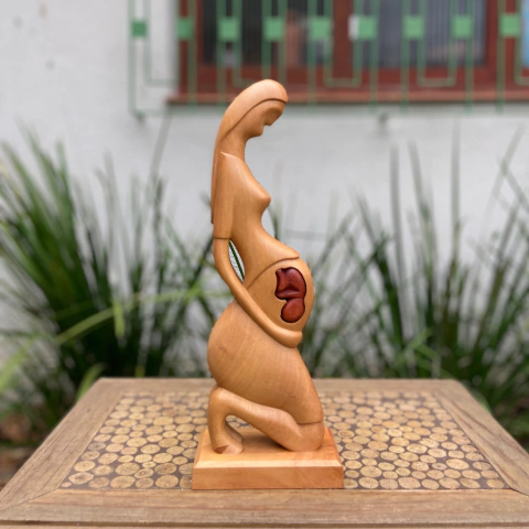 Escultura Grávida Ajoelhada - comprar online