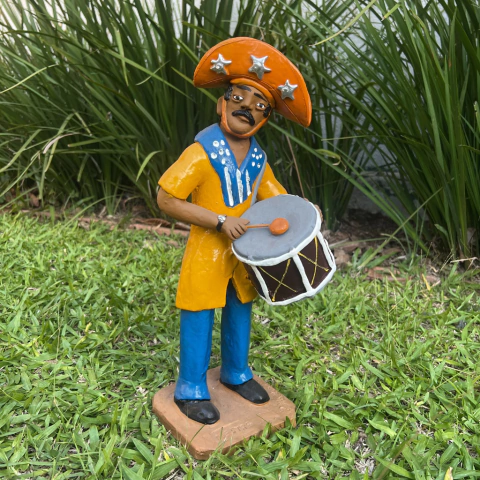 Escultura Músico na Banda com Tambor em cerâmica do Mestre Luiz Antônio - comprar online