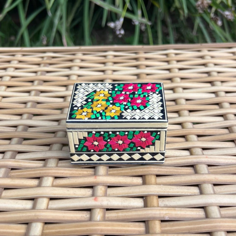 Caixa Floral Geometrica em palha de Leonilda Stoikovitch