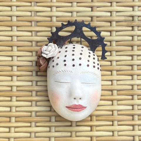 Máscara Marcas e Flores em cerâmica de Nené Cavalcanti - comprar online