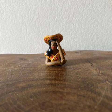 Miniatura Namoradeira Sebastiana em cerâmica do Alto do Moura