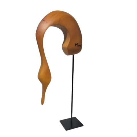 Escultura Garça Curvada tridimensional em madeira com base de Gegê Pedrosa