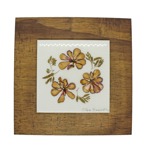 Quadro em madeira com aplicação de flores amor-perfeito de Elisa Baasch