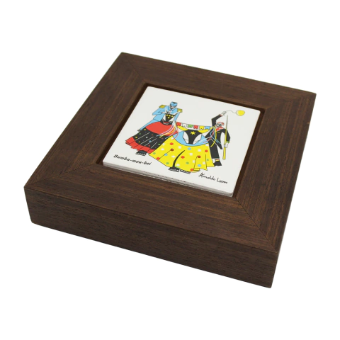 Quadro em madeira com aplicação de cerâmica estampada em serigrafia “Bumba meu boi” de Arnaldo Lopes