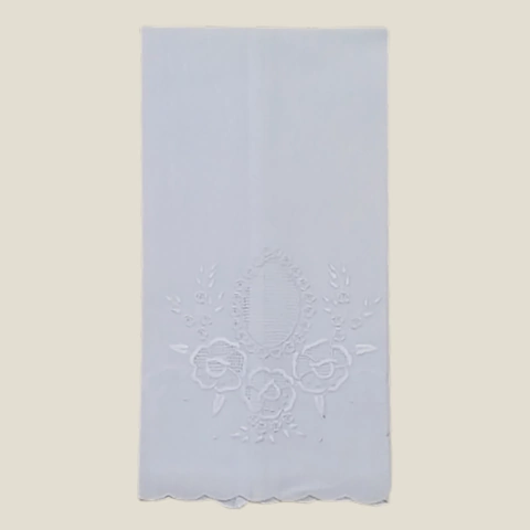 Toalha de Rosto Arranjo de Flores Brancas em cambraia de linho de Bordados do Seridó