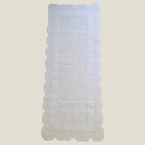 Caminho de Mesa Geometria de Rosas Clássico em cambraia do Grupo de Artesãs de Timbaúba dos Batistas