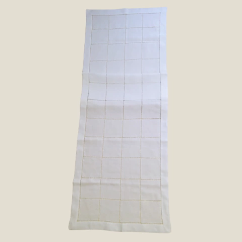 Caminho de Mesa Quadrados de Linho Clássico em cambraia do Grupo de Artesãs de Timbaúba dos Batistas