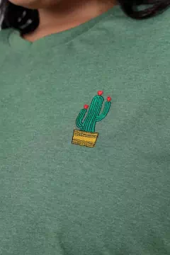 T-SHIRT CACTO BORDADO NO BOLSO na internet