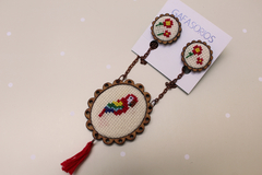 Set de collar y topos bordados Guacamaya