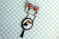 Set de collar y topos bordados Tucán - comprar online