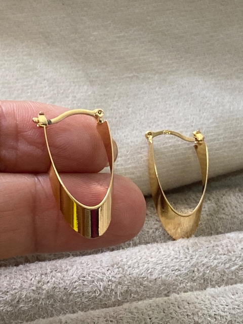 Cod 77 argola oval lisa, folheados a ouro 18k.