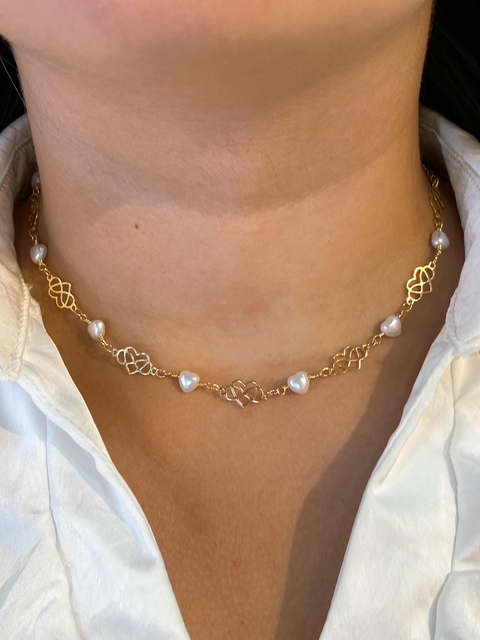 cod;1304.Colar choker 40cm,toda trabalhada com infinito no coração, e dez corações de perolas e bolinha na ponteira.