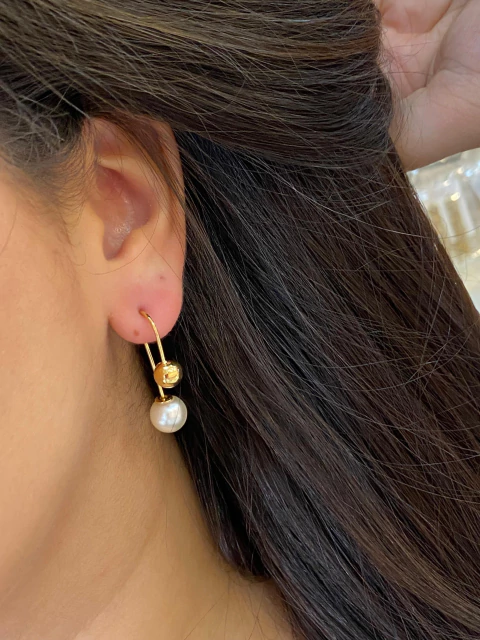 Cod;274. Brinco gancho duas bolas, sendo uma pérola e outra dourada. - comprar online