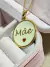 Cod 667. Colar 45cm. Pingente medalha ,cor madre perola com escrita(mãe ). - comprar online