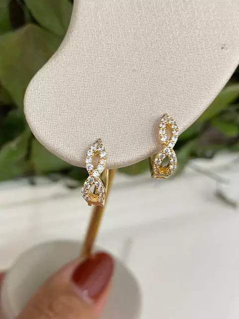 Cod 782. Argolinhas frente infinito zircônios cravejadas.      