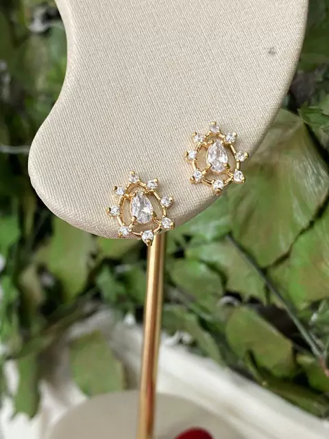 Cod 816. Brinco pequeno , em zircônios toda trabalhado .   