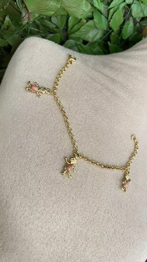 Cod 1233 Pulseira infantil 15cm, com três pingentes meninas de rosa.