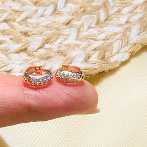 Cod 287 Argolinha frente zircônia cravejadas, folheados a ouro 18k.