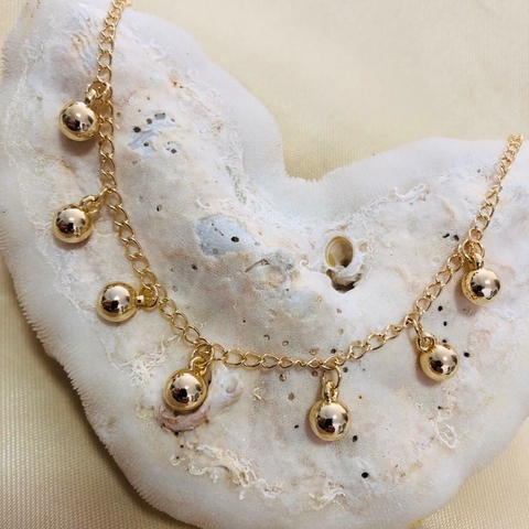cod;720. Pulseira sete pingentes bolas, folheados a ouro 18k.
