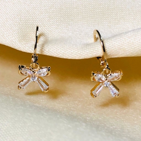Cod 835 Brinco argola pingente laçinho zircônia, folheado a ouro 18k.