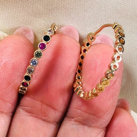 Cod 788 Argola zircônias coloridas folheados a ouro 18k.