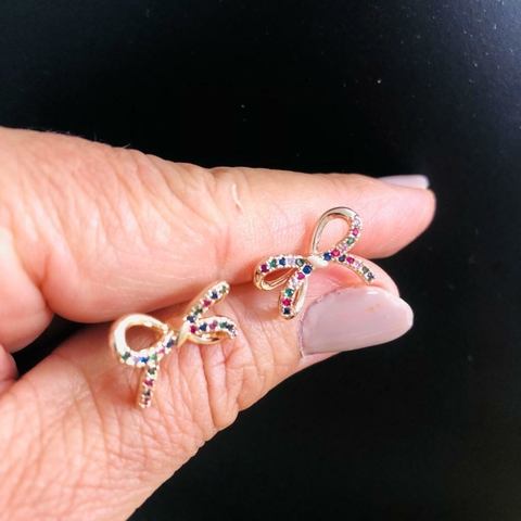Brinco pequeno, Laço Zircônia coloridas cravejadas , Cod;787