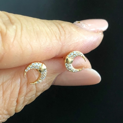 Brinco pequeno, lua toda trabalhada em zirconias, cod;954.