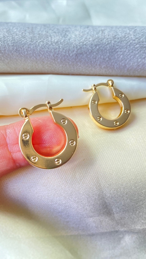 Cod 395 Argola de fecho, modelo cadeado ,folheados a ouro 18k. - comprar online
