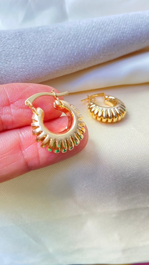 Cod 393 Argola com trave, boleada, trabalhada nos dois lados, dourado fosco. - comprar online