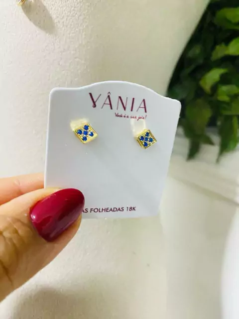 cod;108. Brinco pequeno, quadrado com pedrarias azuis.