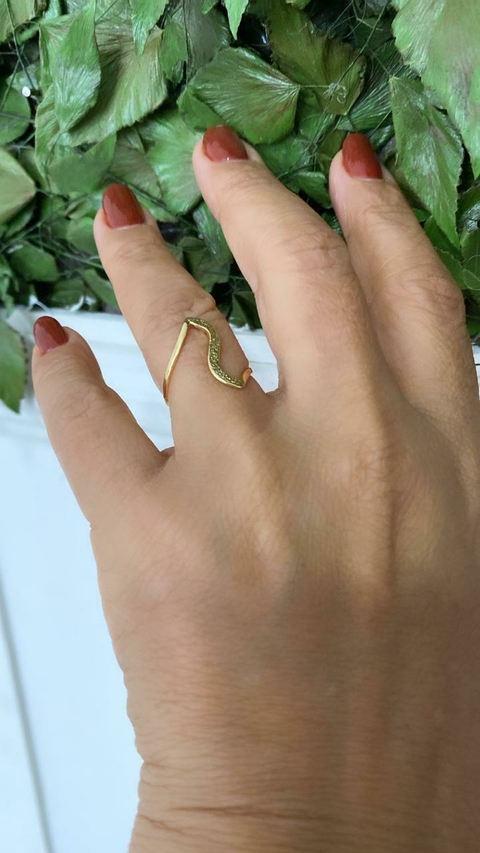 Cod an09 Anel Fino com onda delicada dourado.