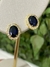 Cod 256. Brinco pequeno pedra azul escuro, ao redor zircônios cravejados. - comprar online