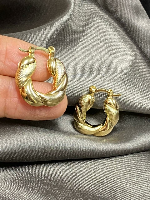 Cod 289. Argola todo boleada, trabalhada nos dois lados.